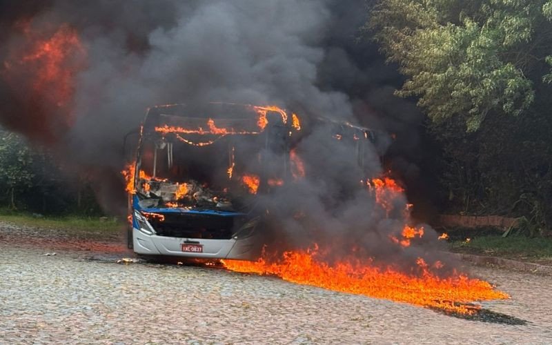 Criminosos incendeiam ônibus em Porto Alegre