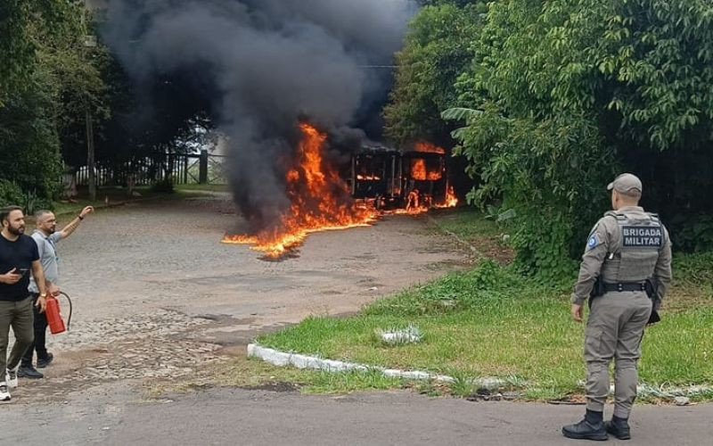 Criminosos incendeiam ônibus em Porto Alegre