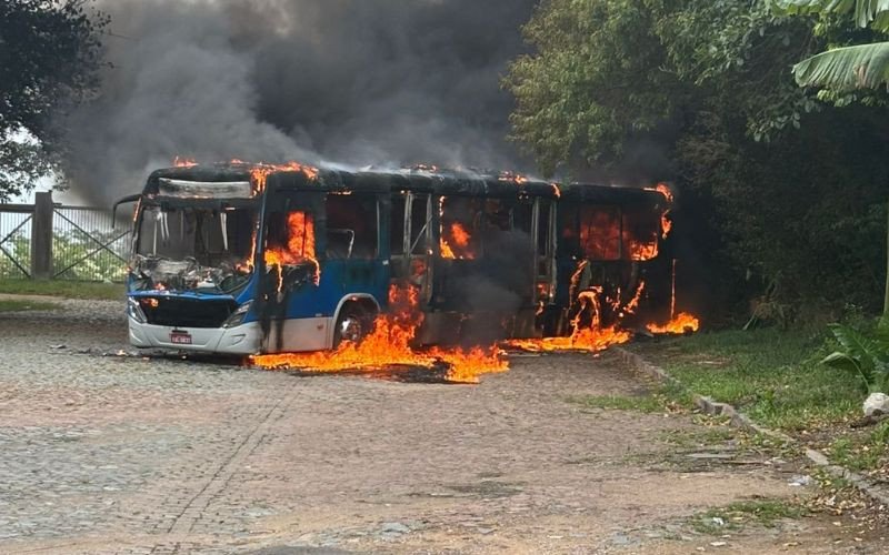 Criminosos incendeiam ônibus em Porto Alegre