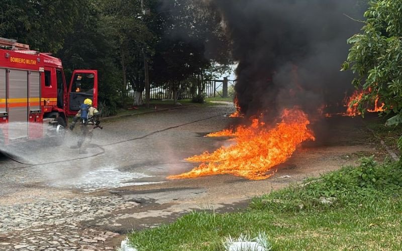 Criminosos incendeiam ônibus em Porto Alegre
