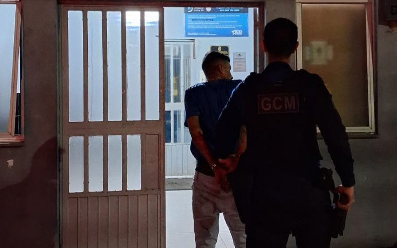 Homem preso após ser flagrado tentando furtar veículo tem mais de 35 passagens policiais