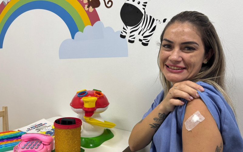 Ariane Schmidt, de Est&acirc;ncia Velha, comemora a chegada da vacina