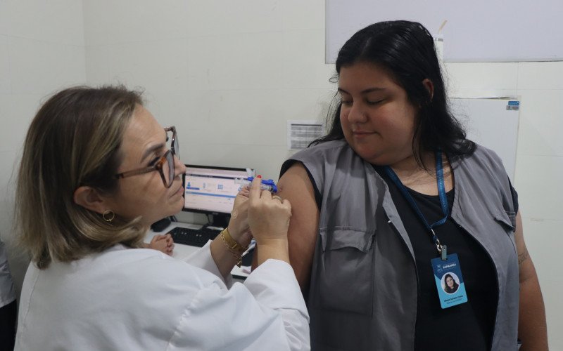 Aimee comenta que &eacute; importante estar imunizado para atender &agrave; comunidade