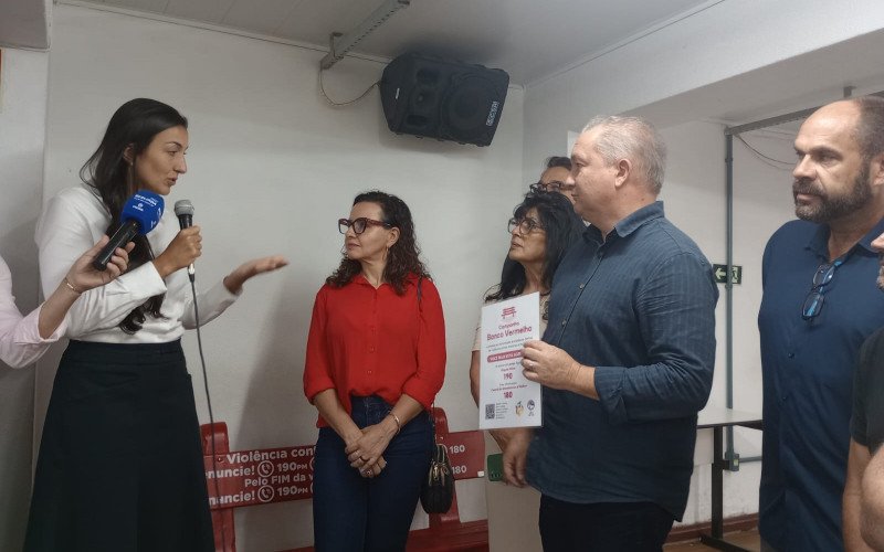 Câmara de Vereadores também recebeu um banco vermelho