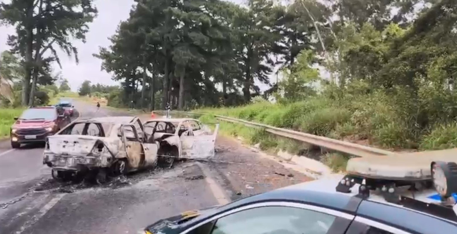 V&Iacute;DEO: Quatro pessoas morrem ap&oacute;s carros incendiarem em colis&atilde;o frontal na BR-287