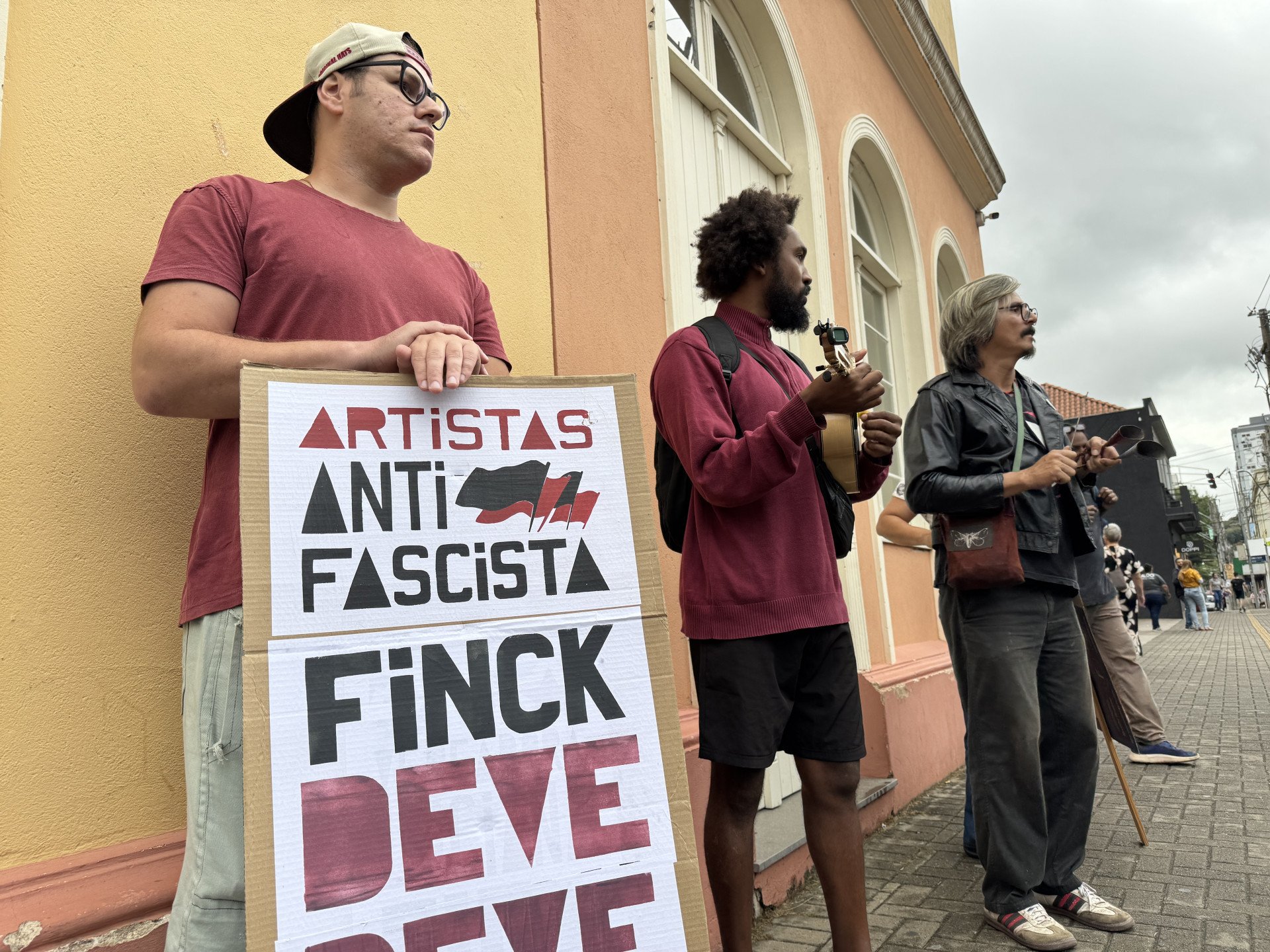 Classe art&iacute;stica de Novo Hamburgo realiza manifesta&ccedil;&atilde;o contra a falta de repasses da Prefeitura