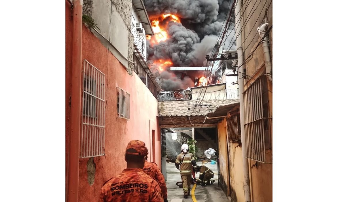 Inc&ecirc;ndio de grandes propor&ccedil;&otilde;es atinge galp&atilde;o no Rio de Janeiro