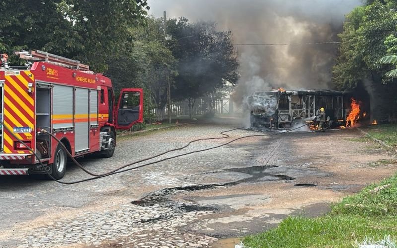 V&Iacute;DEO: Criminosos incendeiam &ocirc;nibus em Porto Alegre