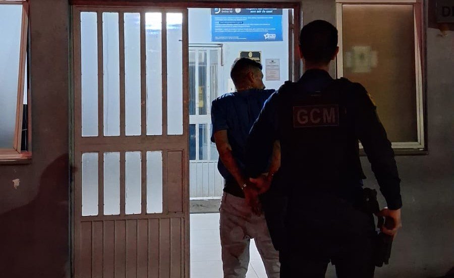 V&Iacute;DEO: Tentativa de furto &eacute; flagrada por monitoramento no Centro; suspeito tenta se esconder, mas &eacute; surpreendido