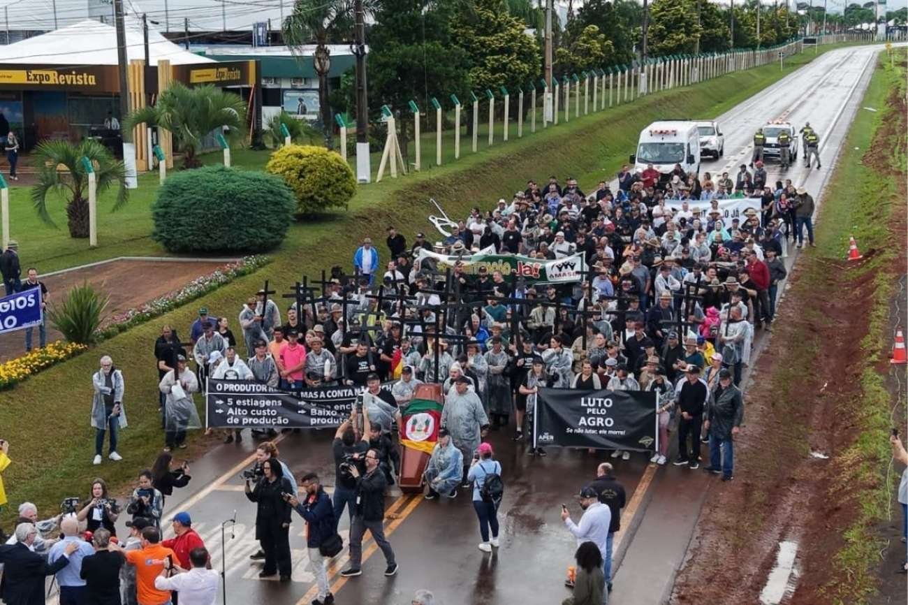 Produtores rurais ga&uacute;chos protestam em &ldquo;cortejo&rdquo; com cruzes e caix&atilde;o