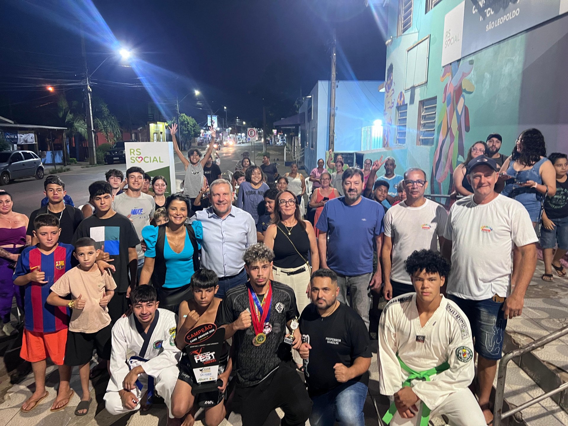 Entidades de S&atilde;o Leopoldo visitam projeto de artes marciais que atende 300 alunos na Vila Br&aacute;s