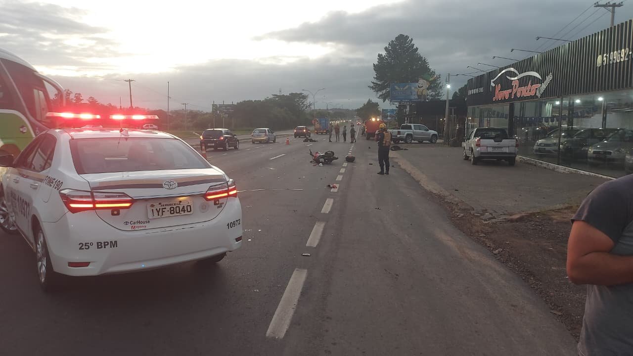 V&Iacute;DEO: Motociclista que morreu na RS-239 colidiu na traseira de carreta agr&iacute;cola e foi atropelado por outros ve&iacute;culos