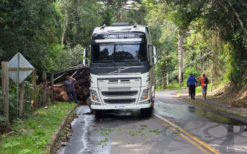 Acidente na Estrada do Caracol com carreta