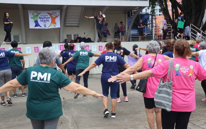Aulão especial de dança na Praça do Imigrante mobilizou mulheres do Melhor Idade | abc+