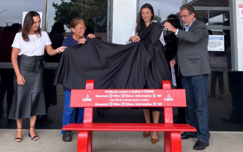Banco vermelho também foi inaugurado na Taurus, uma doadoras da ação