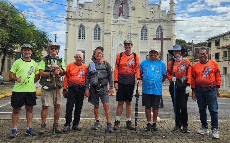 Peregrinos, que saíram do Santuário Sagrado Coração, passaram pela Igreja Matriz, no Centro 