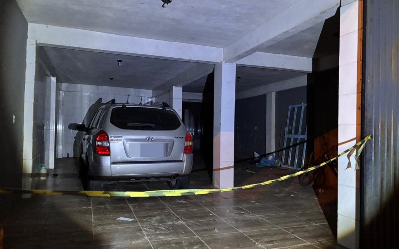 Na garagem, a polícia também localizou um carro clonado