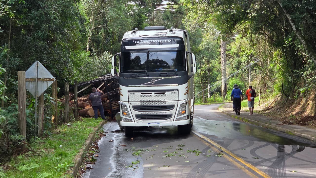 Carreta tomba ap&oacute;s queda de carga na Estrada do Caracol em Canela