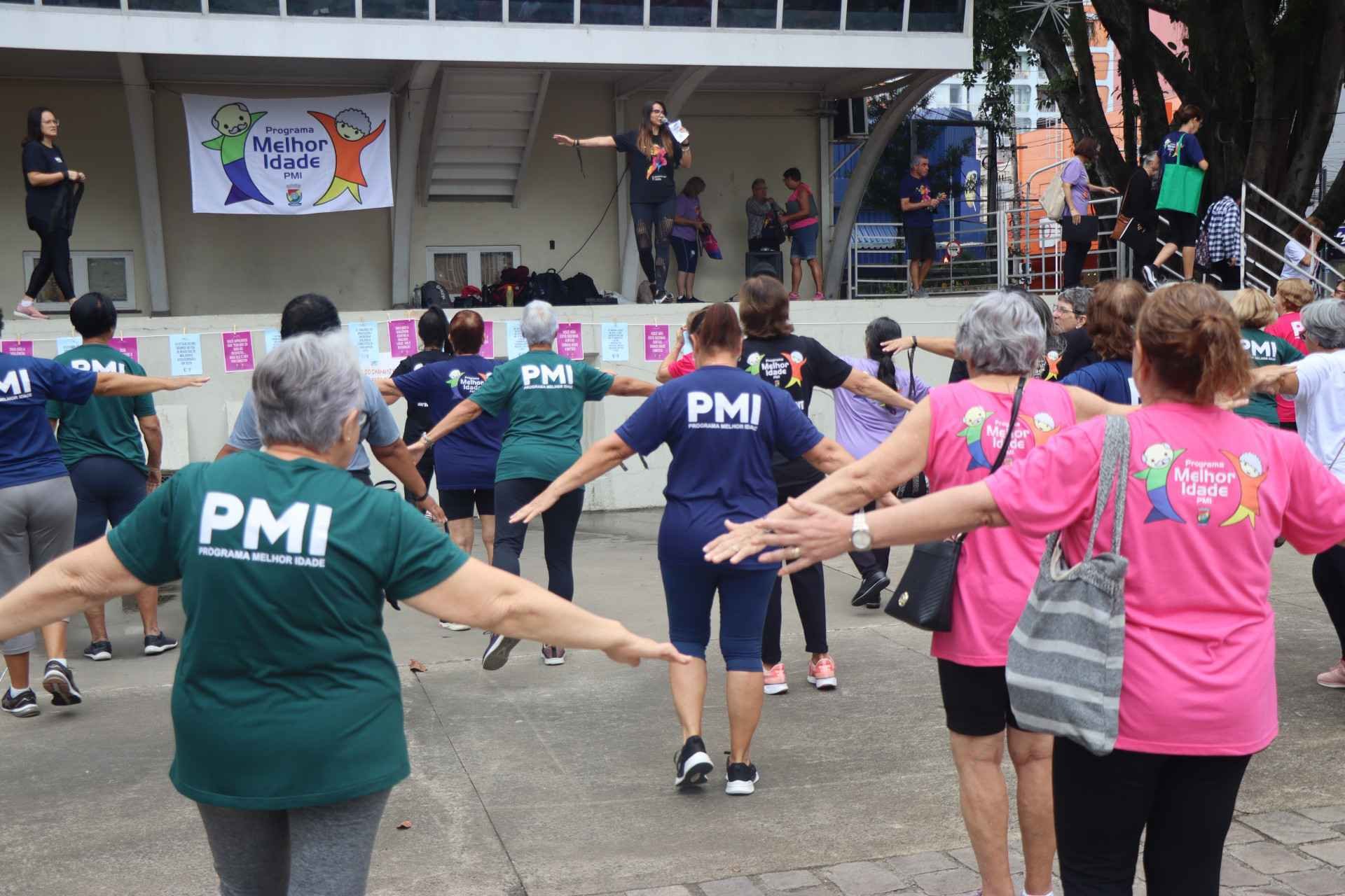 Aul&atilde;o de dan&ccedil;a conscientiza sobre viol&ecirc;ncia contra a mulher na Pra&ccedil;a do Imigrante