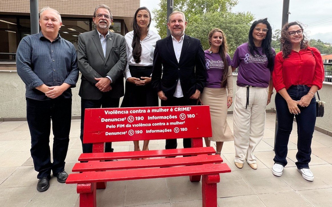 Inaugura&ccedil;&atilde;o dos primeiros bancos vermelhos na cidade marca a luta contra a viol&ecirc;ncia dom&eacute;stica