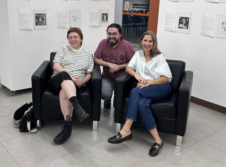 Cartografias da Imaginação: A Vida Conectada em Textos e Traços, exposição da escritora Patrícia Scherer Bassani (à direita) e da artista visual Niki Martins (à esquerda)  Kunh com curadoria de  Júlio César Herbstrith 