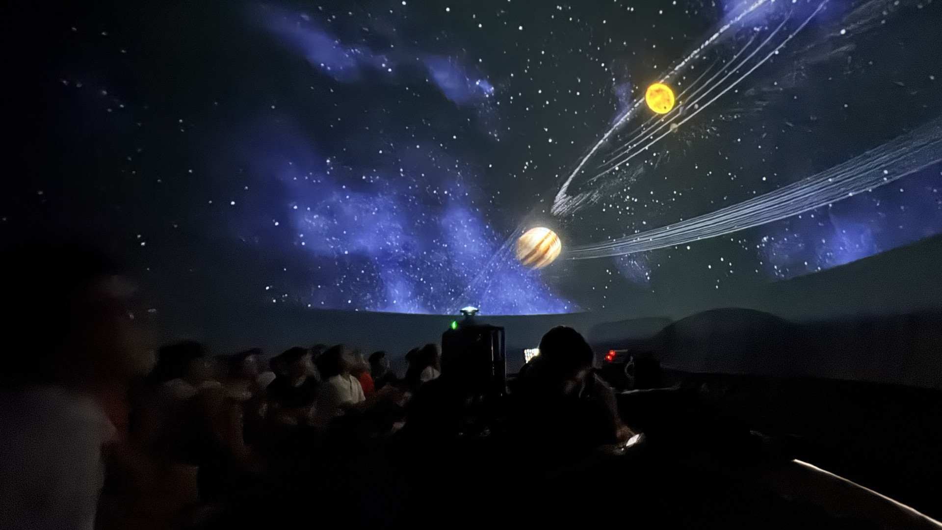 Planet&aacute;rio m&oacute;vel &eacute; instalado dentro de escola em Est&acirc;ncia Velha