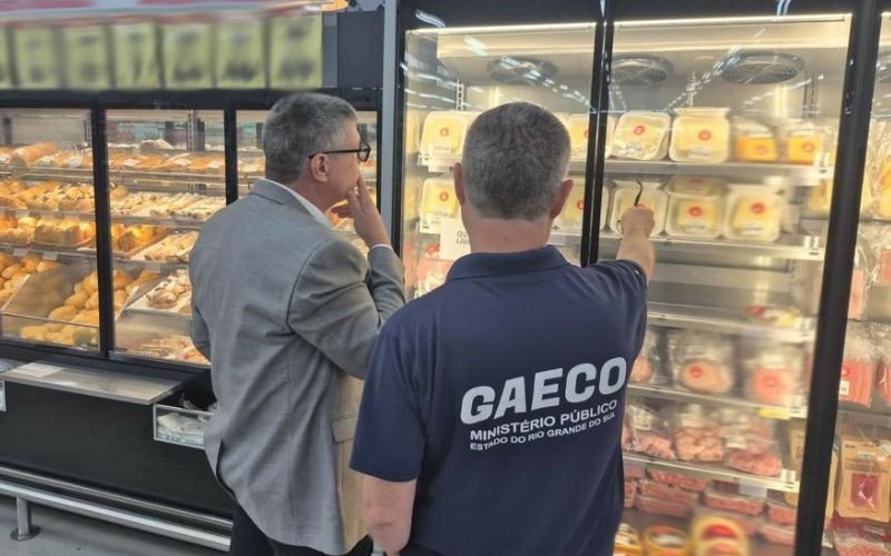 Farroupilha: Força-farefa apreende produto vencido desde 2017 e quase oito toneladas de alimentos impróprios
