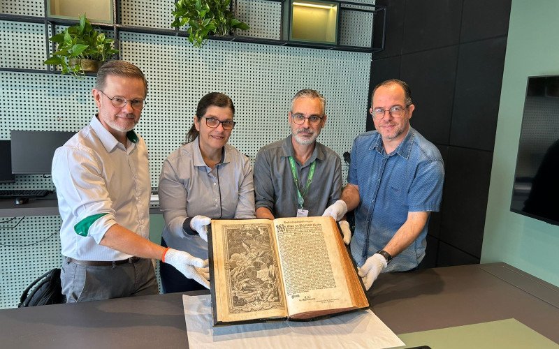 Equipe toma cuidado no manuseio para garantir a preservação do livro histórico datado do ano de 1747 | abc+