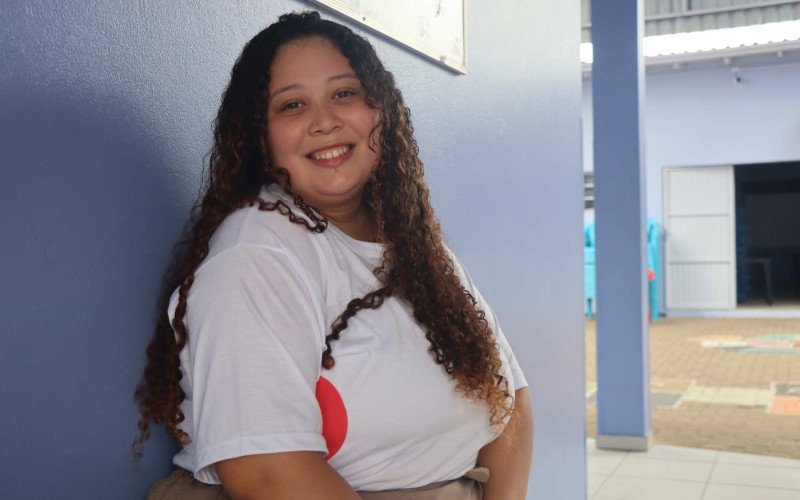 Aline trabalha em um atelier e busca se profissionalizar cada vez mais