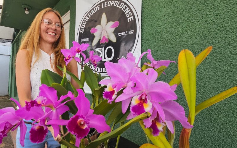 Cultivadora e produtora, Yuki Taketa mostra orquídeas da espécie Cattleya labiata da sua coleção