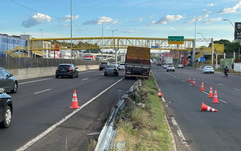 Caminh&atilde;o fica "acavalado" em guard-rail no acesso ao viaduto da Scharlau na BR-116

