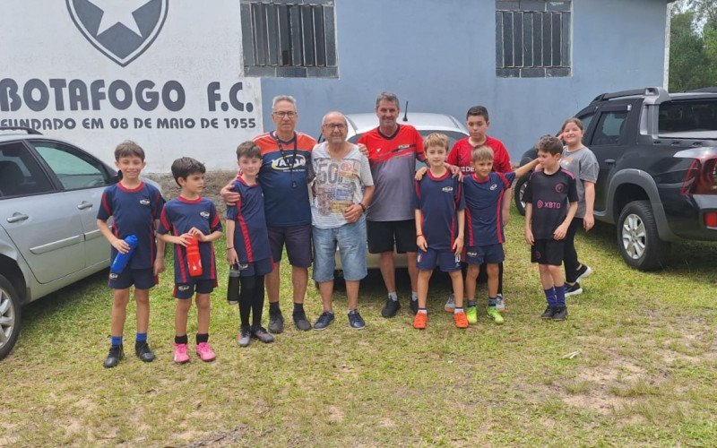 Crianças reunidas na estreia da Escolinha do Valdo no Campo do Botafogo | abc+
