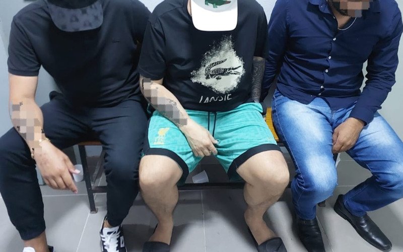 Trio &eacute; preso ao tentar abrir conta banc&aacute;ria com documentos falsos em ag&ecirc;ncia de Est&acirc;ncia Velha