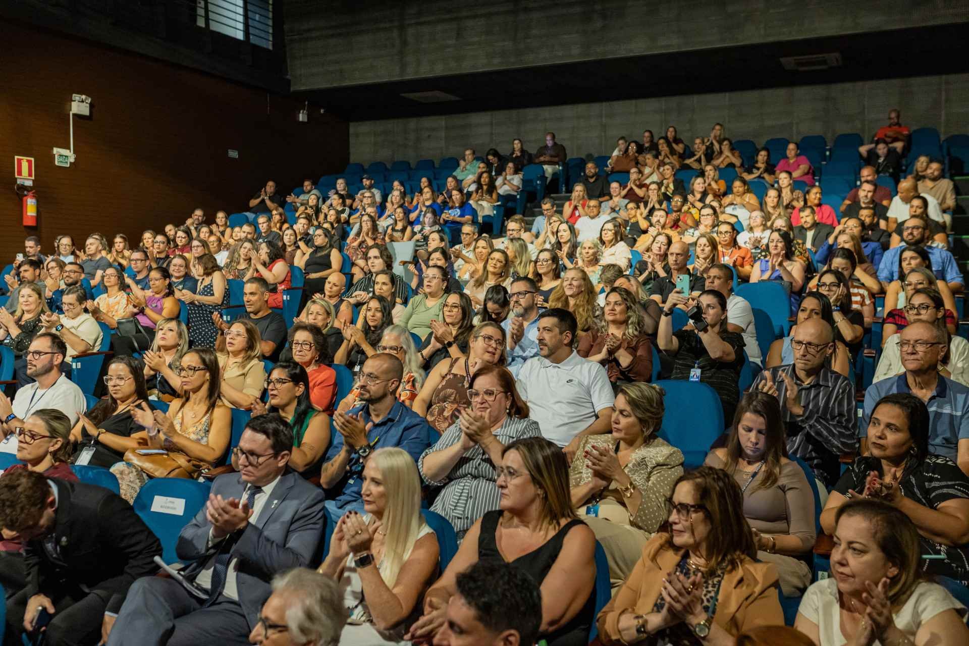 Canoas empossa diretores e vice-diretores eleitos para as escolas da rede municipal