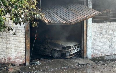 Três famílias são retiradas de casa durante incêndio que destruiu igreja e fez telhado de prédio ruir em Novo Hamburgo
