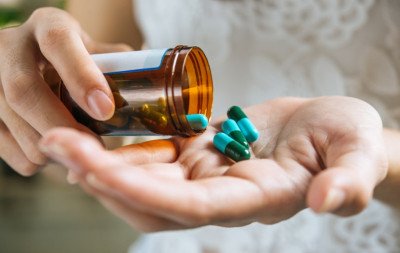 Reino Unido aprova medicamento não hormonal para ondas de calor e suores noturnos na menopausa
