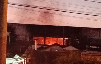Prédio que pegou fogo na madrugada volta a registrar focos de incêndio em Novo Hamburgo