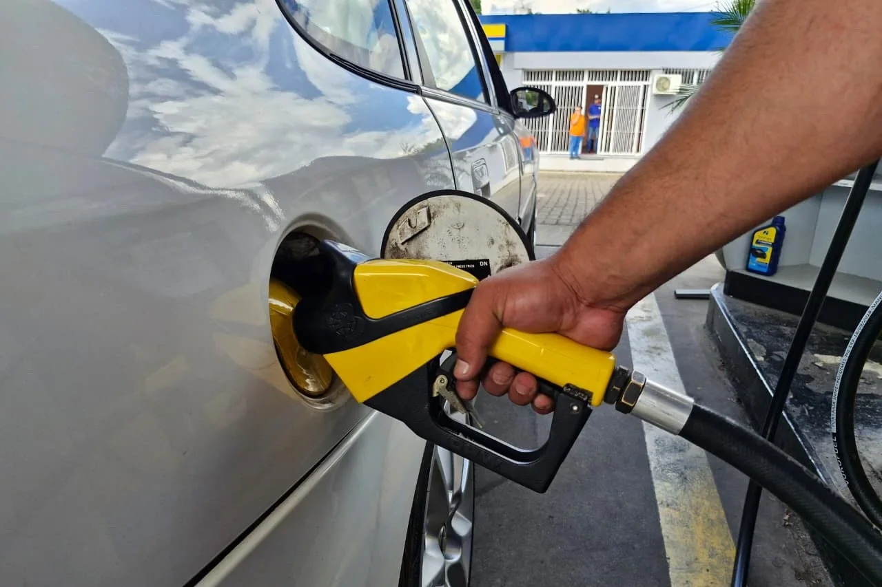 Gasolina mais barata? Governo oficializa subsídio para conter alta dos combustíveis