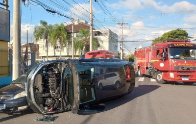 Motorista capota carro em frente ao Centro Medianeira, em São Leopoldo
