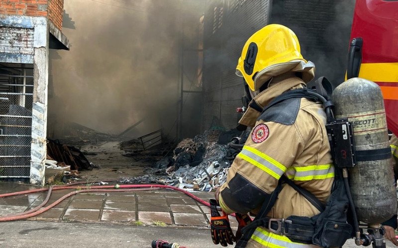 Bombeiros apagam incêndio em Novo Hamburgo, na manhã desta quinta-feira (12)