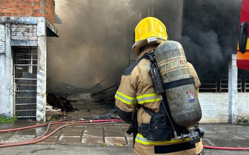 Bombeiros apagam incêndio em Novo Hamburgo, na manhã desta quinta-feira (12)