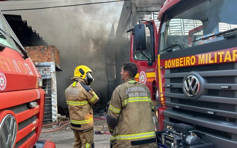 Bombeiros apagam incêndio em Novo Hamburgo, na manhã desta quinta-feira (12)