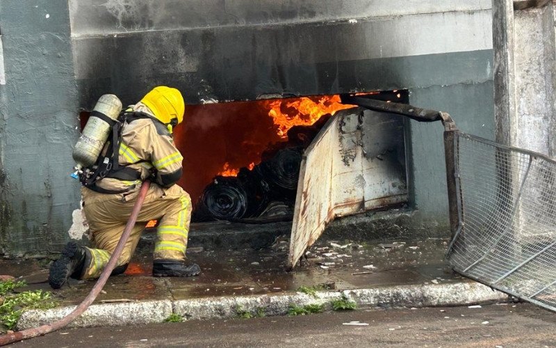 Bombeiros apagam incêndio em Novo Hamburgo, na manhã desta quinta-feira (12)