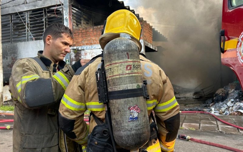 Bombeiros apagam incêndio em Novo Hamburgo, na manhã desta quinta-feira (12)