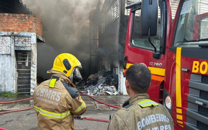 Bombeiros apagam incêndio em Novo Hamburgo, na manhã desta quinta-feira (12)