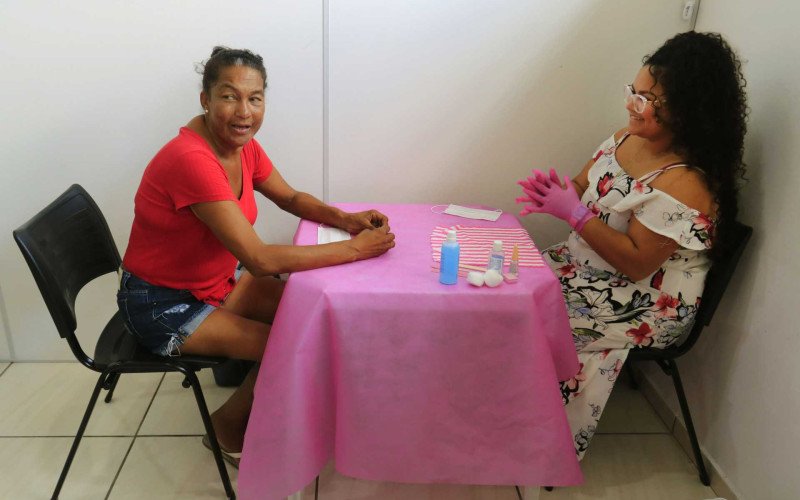 Andréia (à esquerda) foi atendida pela voluntária Ingrid | abc+