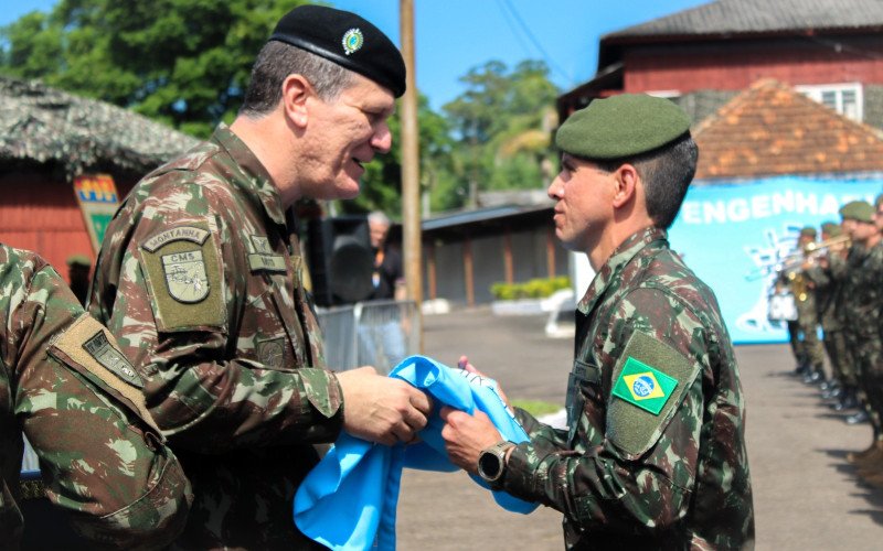 Inauguração da 8ª Companhia de Engenharia de Combate do Exército Brasileiro em São Leopoldo - general Basto entregando flâmula para capitão Almeida