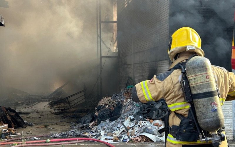 Bombeiros apagam incêndio em Novo Hamburgo, na manhã desta quinta-feira (12)
