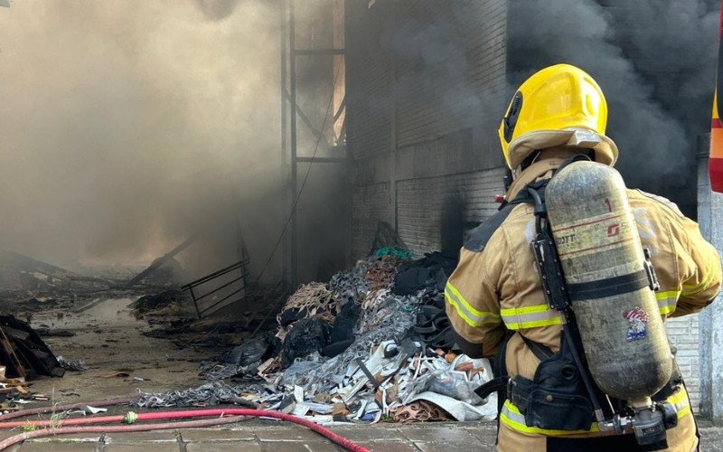 Bombeiros apagam incêndio em Novo Hamburgo, na manhã desta quinta-feira (12)