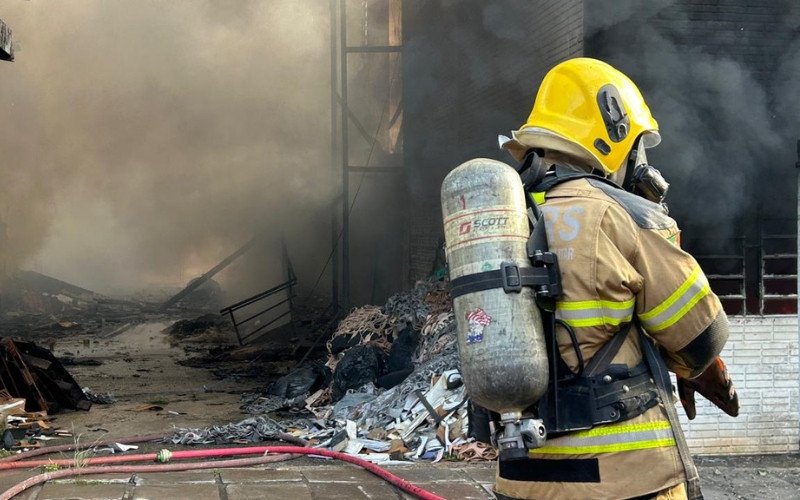 Bombeiros apagam incêndio em Novo Hamburgo, na manhã desta quinta-feira (12)